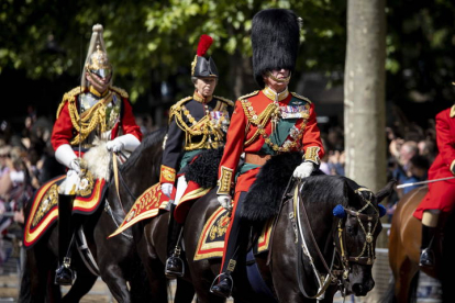 El príncipe Carlos, con la princesa  montan a caballo. TOLGA AKMEN