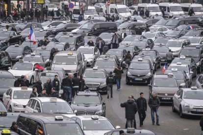 Protesta de los taxistas franceses contra Uber en París el pasado enero, pendiente también del tribunal europeo.