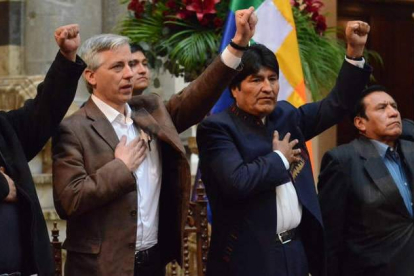 Evo Morales, tercero por la izquierda, en el acto oficial  en el que hizo ayer el anuncio.