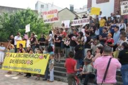 La plataforma leyó un manifiesto a las puertas de la iglesia de Toral
