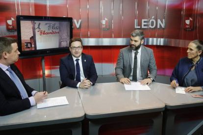Germán Gavela, Roberto Núñez, Manuel Ángel Fernández y Susana Vergara Pedreira, durante el encuentro televisivo.
