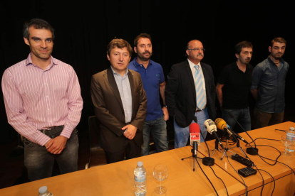 Miembros del grupo, junto al alcalde de Ponferrada.