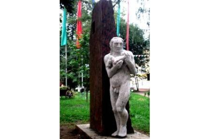 «El padre», escultura de Amancio González, en su emplazamiento ruso