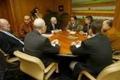 El alcalde, quinto por la derecha, en un momento de la reunión con los técnicos de Iberdrola