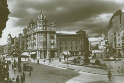 Plaza de Santo Domingo en 1960. Aún estaba el convento de las Agustinas Recoletas.