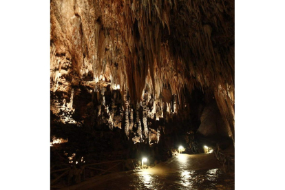 Uno de los tramos transitables de la Cueva de Valporquero.