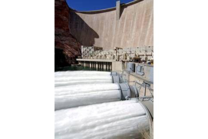 Gran cantidad de agua fluye en la presa de Glen Canyon, Arizona