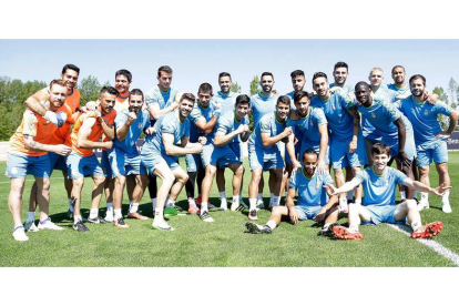 Los jugadores de la Cultural ayer en el Área Deportiva de Puente Castro en el último entrenamiento previo a la ida de la final por el título de campéon de Segunda B. SECUNDINO PÉREZ
