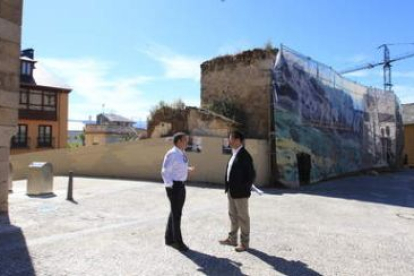 Carlos López Riesco, ayer ante los solares donde se edificará, con el director de los museos de Ponf