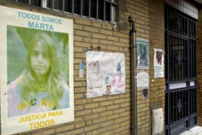 Varios carteles permanecen pegados junto al portal del domicilio de la joven sevillana.