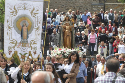 Los fieles sacaron en procesión la imagen de la Virgen de la Peña alrededor del santuario.