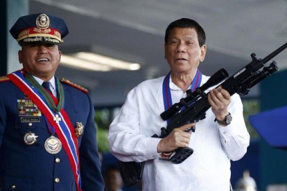 Imagen de archivo del presidente filipino, Rodrigo Duterte, fusil en mano.