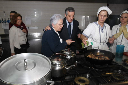 El alcalde Emilio Gutiérrez visitó ayer las instalaciones de la asociación de la Caridad.