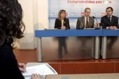 Inmaculada Larrauri, Antonio Losa e Ignacio Robles durante la rueda de prensa celebrada ayer
