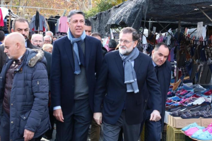 El presidente, Mariano Rajoy, junto a Xavier García Albiol, paseando este miércoles por el barrio badalonés de Llefià.