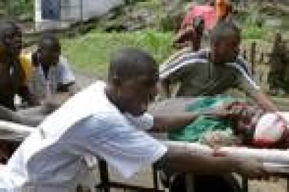 Liberianos socorren a una de las víctimas del conflicto