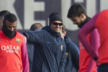 Luis Enrique, entre Rafinha y André Gomes.