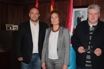 Gerardo Álvarez Courel, Gloria Fernández Merayo y Ricardo Miranda, ayer en el consistorio. DL
