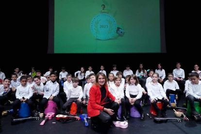 La consejera de Edducación, Rocío Lucas, con los niños y niñas del CRA de Villamañán. DL