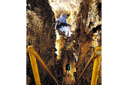La Cueva de Llamazares, en los Argüellos. DL