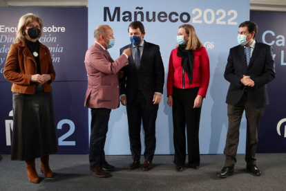 El Presidente del Partido Popular de Castilla y León y candidato a las elecciones autonómicas del 13 de febrero por el PP, Alfonso Fernández Mañueco, en el centro. MARIAM A. MONTESINOS