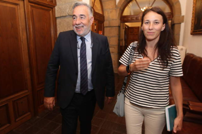 Silvano, presidente de la Deportiva, y Eva González, concejala de Deportes, ayer en el Consistorio. LDLM