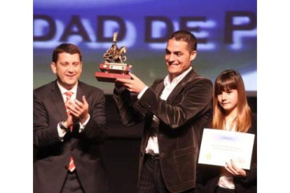 Alejandro Martínez, con el premio al mejor deportista ponferradino del 2010