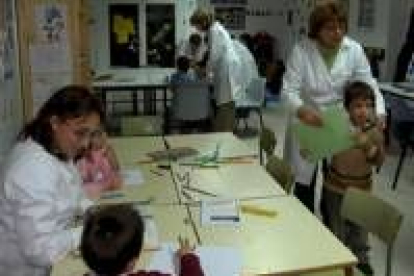 Varios niños juegan con sus educadoras en el Aula Lúdico Educativa de Trobajo del Camino