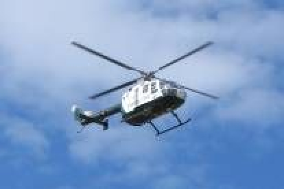 El helicóptero sobrevolando la localidad ayer por la mañana