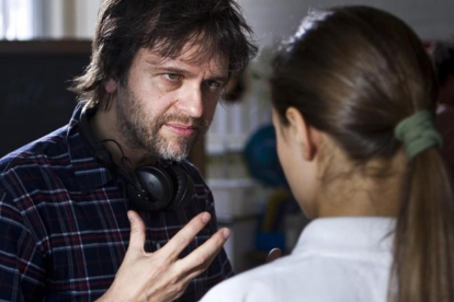 El director Juan Carlos Fresnadillo, durante el rodaje de la película 'Intruders'.