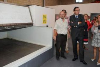Ignacio Ariznavarreta, atento a las explicaciones sobre el funcionamiento de la planta de reciclaje