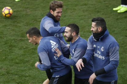 Casilla, Carvajal, Ramos y Lucas Vázquez bromean en el entrenamiento de este martes en Valdebebas.