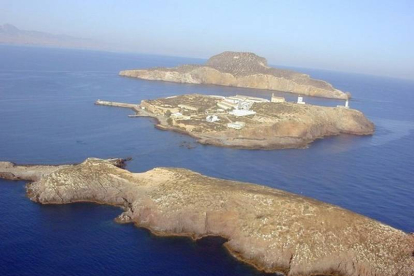 Las islas Chafarinas, con la isla del Congreso al fondo.