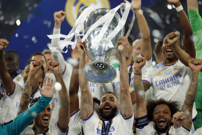 Benzema levanta el trofeo de campeones de Europa junto al resto de integrantes de un Real Madrid que demostró que en la Liga de Campeones es el que manda. YOAN VALAT
