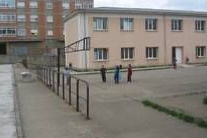 Los niños deben esperar en el patio después de comer la llegada del bus