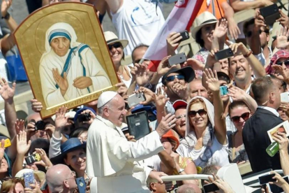 El Papa avanza entre la multitud tras la canonización de Teresa de Calcuta.