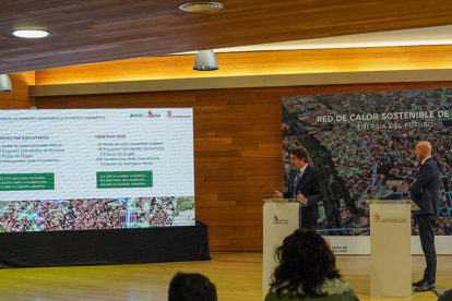 El consejero Juan Carlos Suárez-Quiñones, junto a Diez, en la presentación del proyecto. MIGUEL F.B.