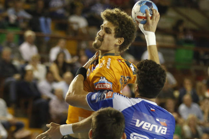 Acacio destacó en el ataque del Abanca Ademar con cuatro goles ante el Dinamo de Bucarest. FERNANDO OTERO