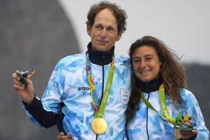 Santiago Lange y Cecilia Carranza, felices con sus medallas de oro.