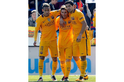 Neymar y Messi felicitan a Luis Suárez, autor del segundo gol ante el Levante. juan carlos cárdenas