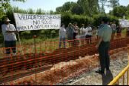 La foto muestra a vecinos de Villadepalos que desplegaron las pancartas