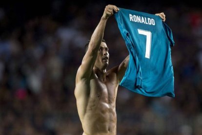 Cristiano Ronaldo muestra la camiseta a la grada del Camp Nou tras conseguir el segundo tanto del Madrid.