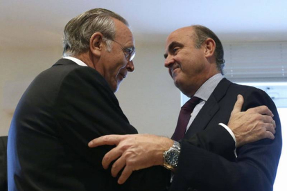 El presidente de La Caixa Isidre Fainé y el ministro de Economía Luis de Guindos, el pasado año en Madrid.