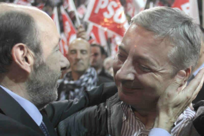Rubalcaba saluda a Pepe Blanco en el mitin de Vigo.