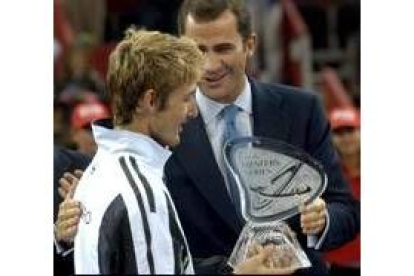 Juan Carlos Ferrero recibe el trofeo en el Rockódromo de Madrid de manos del Príncipe Felipe
