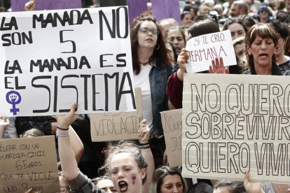Cientos de personas concentradas ante el Palacio de Justicia de Navarra en protesta por la sentencia de la Audiencia Provincial que condenó a los cinco acusados de la Manada por abusos sexuales, el pasado abril