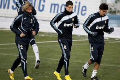 Los jugadores del Madrid Guti, Cristiano Ronaldo y Kaká en el entrenamiento de ayer.