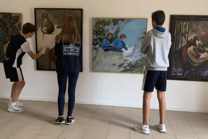 Varios jóvenes observando las obras de la exposición de Galería Didáctica. DL