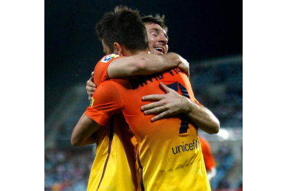 David Villa celebra con su compañero Leo Messi el gol marcado por el asturiano ante el Getafe.