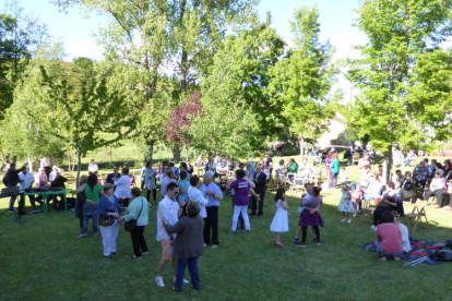 El público disfrutó del baile en la pradera frente a la ermita de Carrasconte.